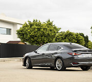 Atnaujintas &bdquo;Lexus ES 300h&ldquo;