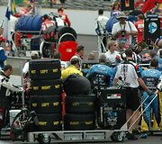 Padangos keliauja prie starto linijos paskutiniams &scaron;trichams, 2005-ųjų JAV Grand Prix. (Rdsmith4, Wikimedia(CC BY-SA 2.5)