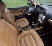 406 Coup&eacute; salonas yra ne toks itali&scaron;kas, bet dizainą pirkėjai galėjo pagyvinti kokybi&scaron;ka oda. (Gamintojo nuotrauka)