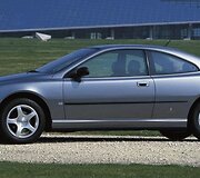Peugeot 406 Coup&eacute; yra &scaron;iek tiek ilgesnis už sedaną ir pasižymi eleganti&scaron;ku siluetu. (Gamintojo nuotrauka)