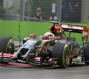Pastor Maldonado Lotus E22. Lotus bolidas pasižymėjo asimetri&scaron;ku dvigubos nosies dizainu. (Morio, Wikimedia(CC BY-SA 4.0)