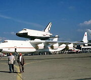Antonov An-225 Mriya su Buran erdvėlaiviu ant stogo 1989-ųjų Paryžiaus aviacijos parodoje. (MASTER SGT. DAVE CASEY, Wikimedia)