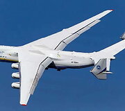 An-225 buvo sukurtas kroviniams ant stogo gabenti, todėl turėjo ypatingos formos uodegą. (mark steven, Wikimedia(CC BY-SA 3.0)