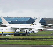 Mriya galėjo pritūpti, palengvindamas patekimą į savo milžini&scaron;ką krovinių skyrių. Pakėlus nosį kabina likdavo vietoje. (Mark Harkin, Wikimedia(CC BY 2.0)
