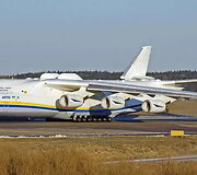 Mriya galėjo pritūpti, palengvindamas patekimą į savo milžini&scaron;ką krovinių skyrių. Pakėlus nosį kabina likdavo vietoje. (Mark Harkin, Wikimedia(CC BY 2.0)