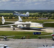 An-225 namuose Gostomelyje. Vir&scaron; didžiausio pasaulio lėktuvo skrenda populiariausias biplanas An-2. (Oleg Belyakov, Wikimedia(CC BY-SA 3.0)