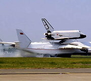 An-225 tupia su Buran ant stogo. (Ralf Manteufel, Wikimedia)