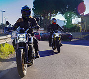 Į Italiją pas Karolį Mieliauską atvyko motociklininkė ir keliautoja Jurgita Žukauskaitė 