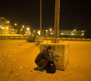 Izraelio gyventojas pasienio miestelyje Beersheva slepiasi nuo palestiniečių raketų.