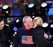2013-ųjų sutikimas: Niujorko meras Michaelas Bloombergas Taimso skvere gavo bučinį