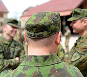 Apie 120 Lietuvos karių kartu su Jungtinės Karalystės, Latvijos, &Scaron;vedijos ir Nyderlandų kariais pasirengę budėti Europos Sąjungos kovinėje grupėje antrąjį &scaron;ių metų pusmetį.