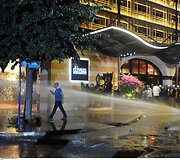 Turkijos policija &scaron;e&scaron;tadienį su a&scaron;arinėmis dujomis ir vandens patrankomis &scaron;turmavo Stambulo Gezi parką.