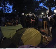 Turkijos policija &scaron;e&scaron;tadienį su a&scaron;arinėmis dujomis ir vandens patrankomis &scaron;turmavo Stambulo Gezi parką.