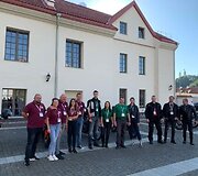 VSAT pareigūnai i&scaron; Vilniaus pasienio rinktinės, Aviacijos valdybos, Pasieniečių mokyklos ir kolegomis i&scaron; policijos startavo į intelektualų pažinimo ralį. Juos i&scaron;lydėjo kunigas Algirdas Toliatas.