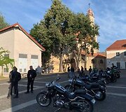 VSAT pareigūnai i&scaron; Vilniaus pasienio rinktinės, Aviacijos valdybos, Pasieniečių mokyklos ir kolegomis i&scaron; policijos startavo į intelektualų pažinimo ralį. Juos i&scaron;lydėjo kunigas Algirdas Toliatas.