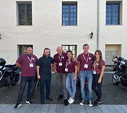 VSAT pareigūnai i&scaron; Vilniaus pasienio rinktinės, Aviacijos valdybos, Pasieniečių mokyklos ir kolegomis i&scaron; policijos startavo į intelektualų pažinimo ralį. Juos i&scaron;lydėjo kunigas Algirdas Toliatas.