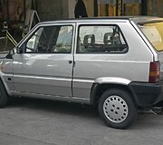 Fiat Panda daug kam &scaron;iek tiek primena anksčiau sukurtą Volkswagen Golf &ndash; abu automobiliai nupie&scaron;ti Giorgetto Giugiaro pie&scaron;tuku. (Mr.choppers, Wikimedia (CC BY-SA 3.0)