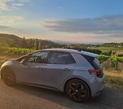 Matīss Zemītis elektromobiliu leidosi į kelionę po pietų Italiją