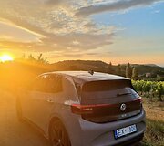 Matīss Zemītis elektromobiliu leidosi į kelionę po pietų Italiją