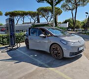 Matīss Zemītis elektromobiliu leidosi į kelionę po pietų Italiją
