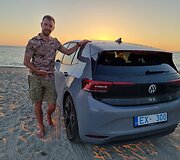 Matīss Zemītis elektromobiliu leidosi į kelionę po pietų Italiją