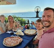 Matīss Zemītis elektromobiliu leidosi į kelionę po pietų Italiją