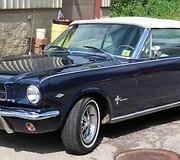 1965-ųjų Ford Mustang kabrioletas. 65-ųjų Mustang&rsquo;ai gaminti ir 1964 metais. (MercurySable99, Wikimedia (CC BY-SA 4.0)