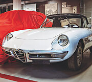 Donatellos Dezzi dovana jos vyro Massimo atminimui: &scaron;is 1968 metų ALFA SPIDER po savininko mirties tapo muziejaus eksponatu. Spidometras rodo 62 539 km ridą, bet gali būti, kad priekyje trūksta skaičiaus &bdquo;1&ldquo;