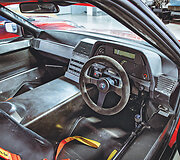 Serijinio modelio kėbulas, viduje &ndash; lenktyninio &bdquo;Formulės 1&ldquo; įranga: vienetinis ALFA ROMEO 164 PROCAR automobilis, kurį italai sukūrė 1980 metų pabaigoje. Atmosferinis V10 variklis, kurio galingumas siekia apie 620 AG, be to, &scaron;is automobilis dar daugybę kitų puikių elementų