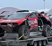 Dakaro automobiliai Damamo uoste laukia kelionės į Europą pradžios