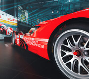 Vilniuje - &bdquo;911 Edition 50 Years Porsche Design&rdquo; ir Le Mano automobilis &bdquo;Porsche 919 Hybrid&ldquo;
