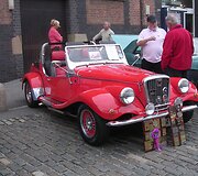 Briti&scaron;kos companijos &bdquo;Spartan Cars&ldquo; automobilis &bdquo;Spartan&rdquo;, nieko bendro neturintis su amerikieti&scaron;ku &bdquo;Nissan Spartan&rdquo;. Wikipedia nuotrauka