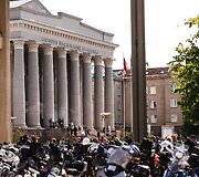 I&scaron; Lietuvos Nacionalinės Martyno Mažvydo bibliotekos startavo kultūrinis ralis &bdquo;Mototourism Sprint Vilnius 700&ldquo;, skirtas Vilniaus jubiliejui.