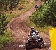 Įpusėjęs &bdquo;Breslau rallye&ldquo;: stiprus lietus ir gedimai trasoje