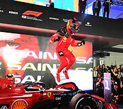 Formulės 1 lenktynes Singapūre laimėjo Carlosas Sainzas, antras - Lando Norrisas, trečias - Lewisas Hamiltonas