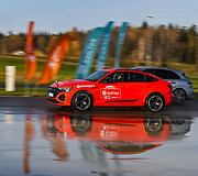 Sporti&scaron;kų automobilių testas &bdquo;Metų automobilio&ldquo; konkurse: elektrinė &bdquo;Audi&ldquo; prie&scaron; benzininį &bdquo;Porsche&ldquo;