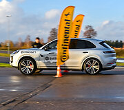 Sporti&scaron;kų automobilių testas &bdquo;Metų automobilio&ldquo; konkurse: elektrinė &bdquo;Audi&ldquo; prie&scaron; benzininį &bdquo;Porsche&ldquo;