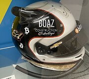 IndyCar piloto &scaron;almas. Vamzdelis apačioje yra skirtas vandeniui, žarna vir&scaron;uje &ndash; orui. (Missvain, Wikimedia (CC BY 4.0)