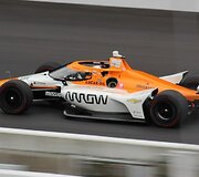 Juanas pablo Montoya IndyCar bolide. Jei įsižiūrėsite, pamatysite prie &scaron;almo vir&scaron;aus prijungtą storą žarną. (Zach Catanzareti Photo, Wikimedia (CC BY 2.0)