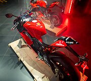 &bdquo;Ducati&ldquo; motociklai:  &bdquo;Panigale V4 Bagnaia 2022 World Champion Replica&ldquo; ir &bdquo;Panigale V4 Bautista 2022 World Champion&ldquo;