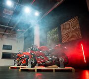&bdquo;Ducati&ldquo; motociklai:  &bdquo;Panigale V4 Bagnaia 2022 World Champion Replica&ldquo; ir &bdquo;Panigale V4 Bautista 2022 World Champion&ldquo;
