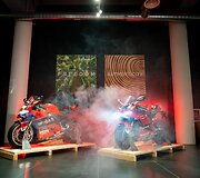 &bdquo;Ducati&ldquo; motociklai:  &bdquo;Panigale V4 Bagnaia 2022 World Champion Replica&ldquo; ir &bdquo;Panigale V4 Bautista 2022 World Champion&ldquo;