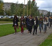 Pilaitės gimnazijos moksleiviai ir Comenius mainų programos dalyviai i&scaron; užsienio &scaron;alių sodino medžius