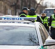 Moterų ralio dalyvės ir policija mokė teisingai pereiti gatvę