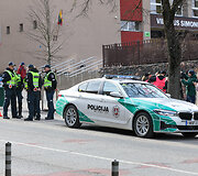 Moterų ralio dalyvės ir policija mokė teisingai pereiti gatvę
