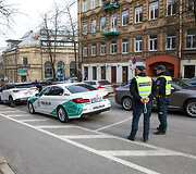 Moterų ralio dalyvės ir policija mokė teisingai pereiti gatvę