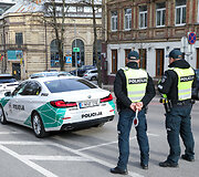 Moterų ralio dalyvės ir policija mokė teisingai pereiti gatvę