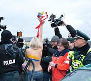 Prie "Litexpo" parodų rūmų Vilniuje sulaikyta "Femen" pusnuogė aktyvistė
