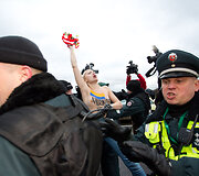 Prie "Litexpo" parodų rūmų Vilniuje sulaikyta "Femen" pusnuogė aktyvistė