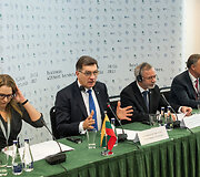 Vie&scaron;butyje &bdquo;Radisson Blu Hotel Lietuva&ldquo; vykstančiame Rytų partnerystės Verslo forume ministras pirmininkas Algirdas Butkevičius susitiko su Europos rekonstrukcijos ir plėtros banko prezidentu Sumu Chakrabartiu. 